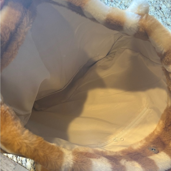 Chic Brown and Cream Checkered Tote Bag - Picture 3 of 3